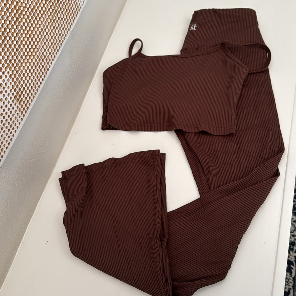 Strut This - yoga set - brown ribbed fabric
